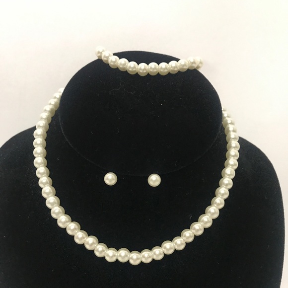 Cream Pearl Flower Girls Pearl Necklace Set - Picture 5 of 7